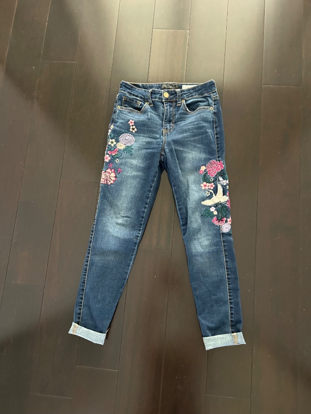 Aeropostale high waisted ankle jeans with cute embroidery.